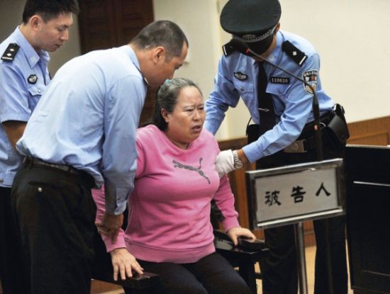 9月24日，在公訴人宣讀起訴書時，丁書苗因身體不停顫抖一度站立不穩(wěn)，被法警扶住