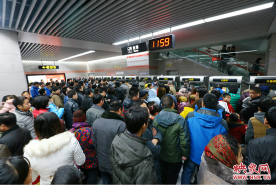11點(diǎn)59分，紫金山地鐵站售票機(jī)前擠滿了買票的市民，場面如同春運(yùn)