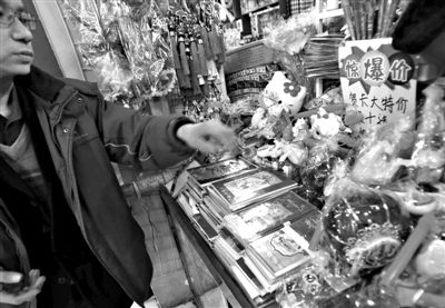 12月27日，世紀(jì)天鼎購(gòu)物廣場(chǎng)的一位商戶表示，今年的賀卡明顯沒(méi)有前幾年好賣。新京報(bào)記者 王貴彬 攝