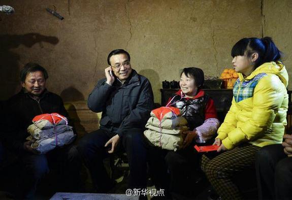 27日，李克強(qiáng)到安康旬陽(yáng)金坡村看望留守兒童。