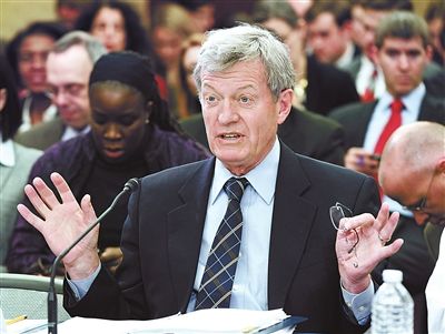 2012年2月1日，鮑卡斯在國(guó)會(huì)會(huì)議上發(fā)言供圖/IC