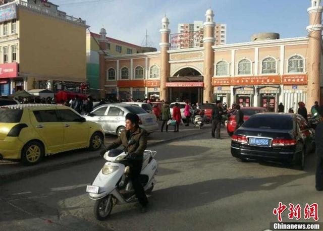 新疆和田7.3級(jí)地震 民眾駐足不愿回家 新疆和田7.3級(jí)地震 民眾駐足不愿回家