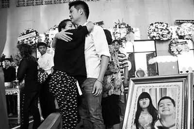 2月24日，泰國(guó)曼谷，民眾為在手榴彈襲擊中遇難的兩名兒童舉行葬禮，兩名兒童為姐弟二人，姐姐6歲，弟弟4歲