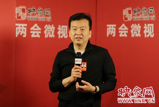 全國(guó)人大代表張澤群接受映象網(wǎng)“兩會(huì)微視”訪談。 全國(guó)人大代表張澤群接受映象網(wǎng)“兩會(huì)微視”訪談。