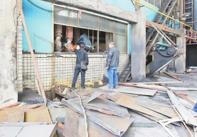 工作人員拆除市區(qū)一處燃煤鍋爐設(shè)備 工作人員拆除市區(qū)一處燃煤鍋爐設(shè)備