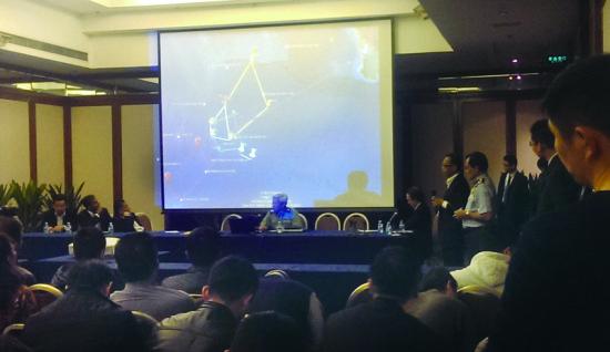 軍方人士正在講解當天凌晨2點22分時的雷達截圖 攝/法制晚報記者郭謙 軍方人士正在講解當天凌晨2點22分時的雷達截圖 攝/法制晚報記者郭謙