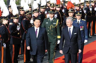 30日，習(xí)近平在會(huì)見比利時(shí)國王菲利普前，出席菲利普國王在王宮廣場舉行的隆重歡迎儀式。新華社發(fā)