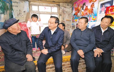 3月27日，李克強(qiáng)在內(nèi)蒙古自治區(qū)翁牛特旗橋頭鎮(zhèn)太平莊村看望貧困戶。