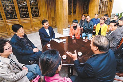 3月23日，劉云山在陜西省咸陽(yáng)市禮泉縣煙霞鎮(zhèn)袁家村與基層干部群眾座談，聽(tīng)取對(duì)教育實(shí)踐活動(dòng)的意見(jiàn)建議。