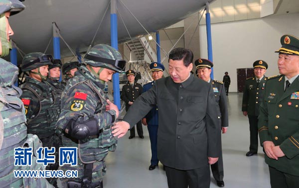 這是習(xí)近平同特戰(zhàn)隊(duì)員親切交談，詳細(xì)詢(xún)問(wèn)他們的教學(xué)訓(xùn)練和生活情況。