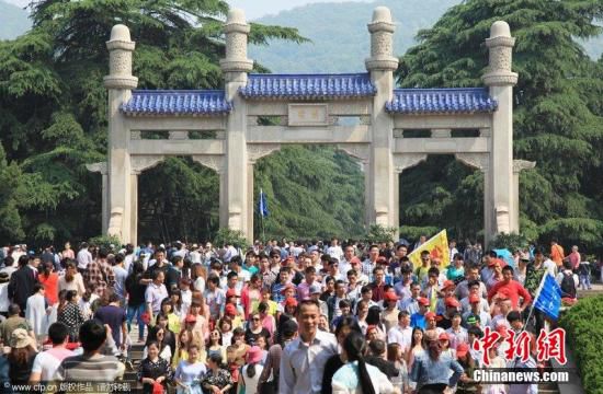 五一小長(zhǎng)假扎堆出游景區(qū)爆棚 多地高速擁堵數(shù)公里 五一小長(zhǎng)假扎堆出游景區(qū)爆棚 多地高速擁堵數(shù)公里