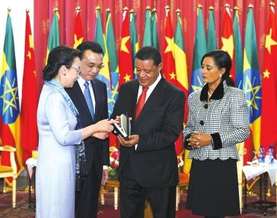 李克強總理與夫人程虹當地時間6日上午同埃塞總統(tǒng)穆拉圖夫婦在國家宮會見。會見后，程虹將自己的著作和譯著贈送給姆拉圖總統(tǒng)夫婦。