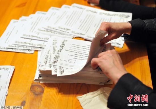 　　當(dāng)?shù)貢r間2014年5月11日，烏克蘭東部地區(qū)選舉工作人員開始公投計票工作。