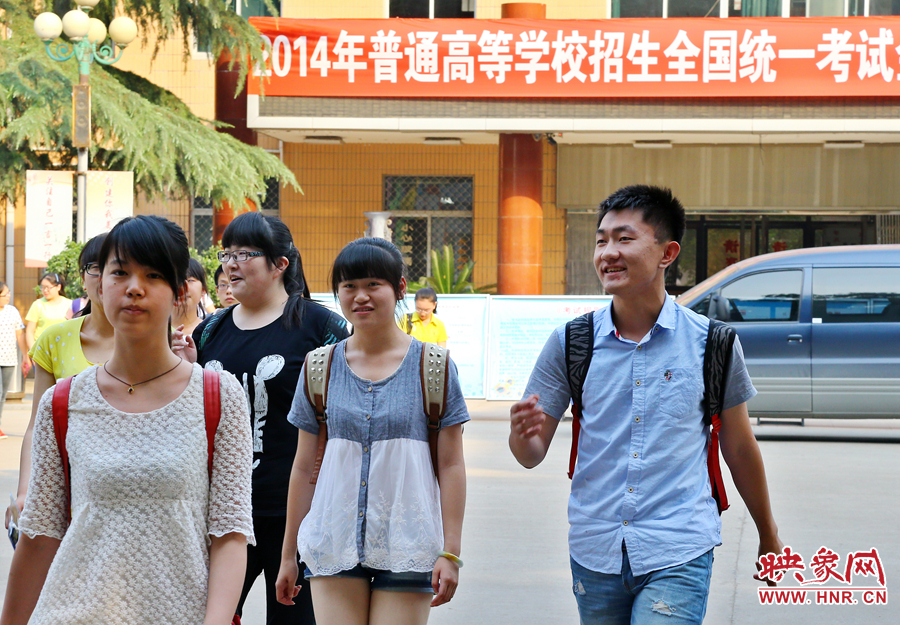 最后一門考試結(jié)束后,考生們一臉輕松的走出考場 最后一門考試結(jié)束后,考生們一臉輕松的走出考場