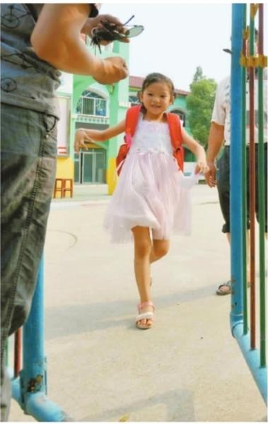 　　昨日，潛江市浩口鎮(zhèn)第三小學已被戒嚴，下午幼兒園學生放學時，一些家長前來接孩子