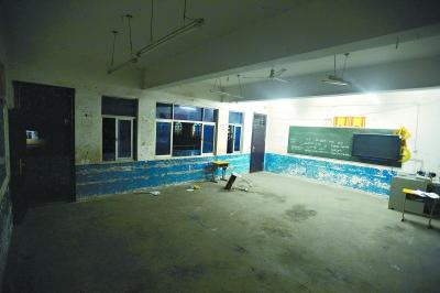 　　昨晚10時，事發(fā)教室里的書桌幾乎被搬空，一個損壞的書桌倒在地上