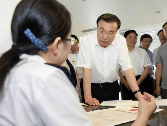 李克強與工作人員交流 李克強與工作人員交流