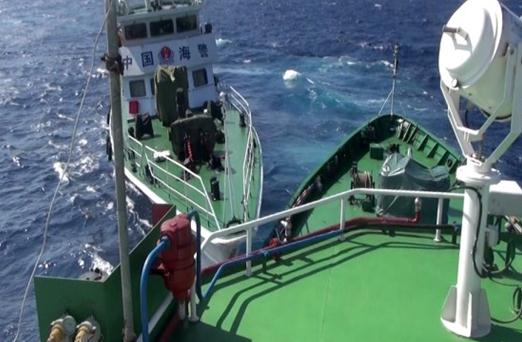 越南拍攝的中國(guó)?？樟α孔o(hù)衛(wèi)981鉆井平臺(tái)。