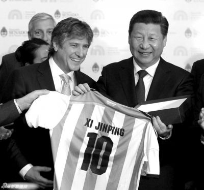 　獲贈(zèng)10號(hào)球衣。