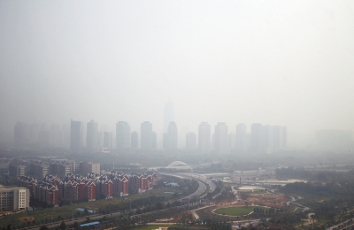 玉米秸稈煙淹了“大玉米”10月7日，霧霾籠罩下的鄭東新區(qū)CBD。