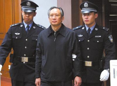 昨天，被告人張曙光在法庭上聽取宣判。新華社發(fā)