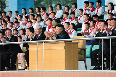 5月2日，金正恩與金與正（前排左二）一起觀看比賽。