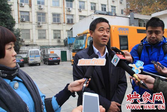 鄭州城市管理局行政執(zhí)法監(jiān)察支隊二大隊副大隊長杜陸水就“河南省人民會堂違法戶外廣告”一事，接受媒體采訪