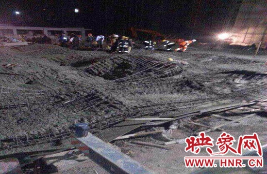 圖為事故現(xiàn)場(chǎng)情況，當(dāng)?shù)厝罕姽﹫D。