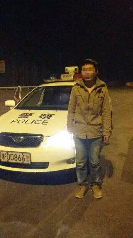 男子被父親拋棄后，在高速交警的幫助下才得以回家。