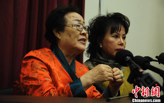 圖為慰安婦受害者李容洙（Lee Yong Soo。圖左）發(fā)表講話，要求安倍正式道歉。