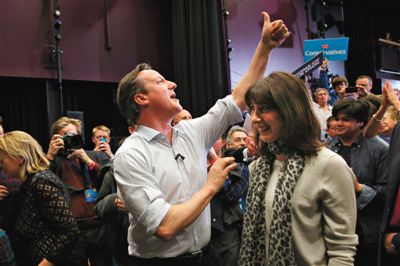 4日，英國巴斯，卡梅倫和妻子薩曼莎到一所女子學(xué)校助選。英國大選前夕，主要政黨的領(lǐng)袖們紛紛派妻子去拉選票。