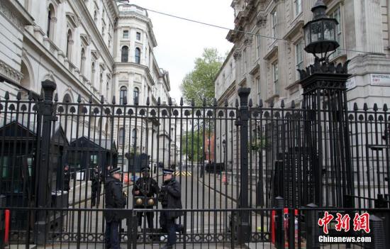 5月7日，英國舉行大選，英國首相府所在地唐寧街10號加強(qiáng)安保。民調(diào)顯示，英國兩大政黨保守黨和工黨的支持率不相上下，此次大選被稱為英國近40年來最難預(yù)測結(jié)果的一次大選。<a target='_blank' ><p  align=