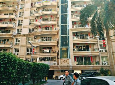 泉州鬧市區(qū)刺桐路上一小區(qū)。5月5日凌晨，泉州安監(jiān)局調(diào)研員謝清平在7號(hào)樓自殺。