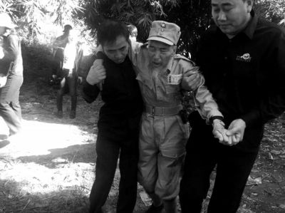 89歲老兵繆焜得知不能接到遺骸后嚎啕大哭。組織方供圖
