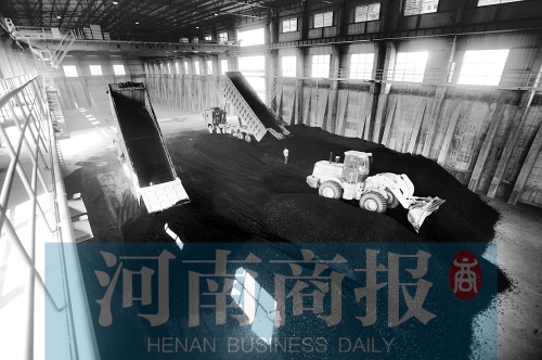 大量煤炭運往南區(qū)供熱站，為今冬供暖做準備 河南商報記者 鄧萬里/攝