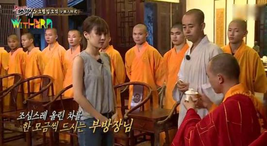 圖為具荷拉向方丈奉茶。