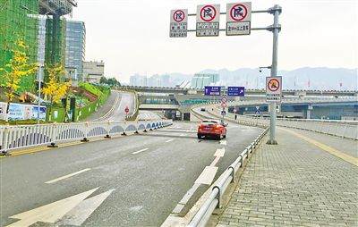 12月18日，本報記者駕車經(jīng)過江北嘴千廝門大橋匝道附近道路和財信廣場旁支路體驗時，收音機里能聽到神秘的路況提示音。本報記者