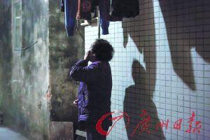 女姐在講述自己老伴幾年前在保姆的“照料”下去世的經(jīng)歷，神色悲傷。廣州日報記者陳憂子