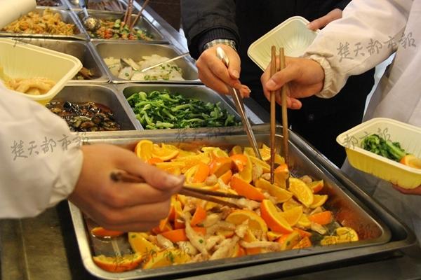 大學(xué)食堂現(xiàn)神級“黑暗料理”:橙子炒肉 大學(xué)食堂現(xiàn)神級“黑暗料理”:橙子炒肉