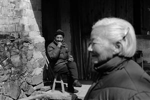 偏遠山村半數(shù)老人守“空巢” 有的村狗比人還多