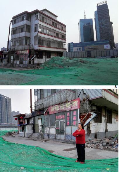 65歲的韓老太太是別人眼中的“釘子戶”，至今仍居住在斷水、斷電的老宅中。她的房產(chǎn)占地面積3分多，建有樓房4層，按照補(bǔ)償標(biāo)準(zhǔn)可以拿到400余萬元補(bǔ)償，但她還是擔(dān)心以后的日子沒著落，稱要繼續(xù)堅(jiān)持下去。在她房子的右后側(cè)，是親賢社區(qū)旗下千禧集團(tuán)的豪華辦公樓。