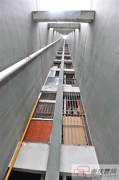 小孩就是從這幢樓的21樓墜下來(lái)的。