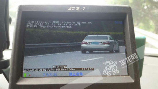 這輛奔馳車在高速路上時速達199公里。市交通執(zhí)法高速一支隊六大隊供圖