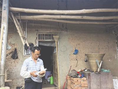 徐某父親說起兒子偷渡的事情，有些難以開口。