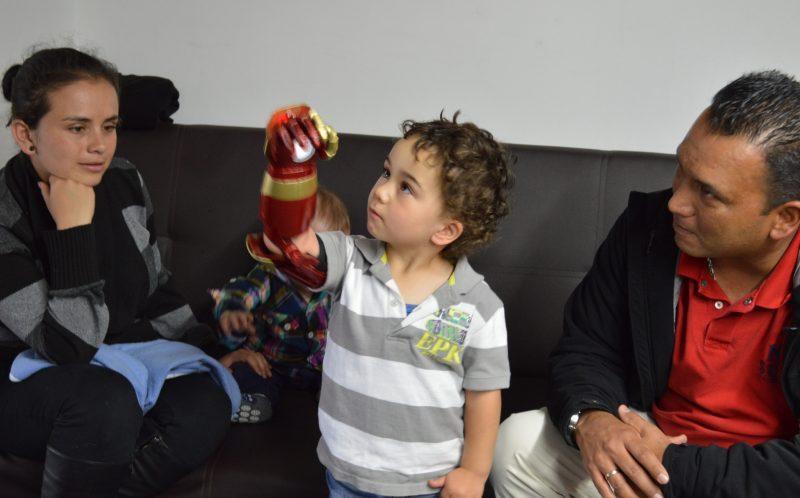 3歲殘疾男童裝上“鋼鐵右臂” 變鐵臂阿童木 3歲殘疾男童裝上“鋼鐵右臂” 變鐵臂阿童木