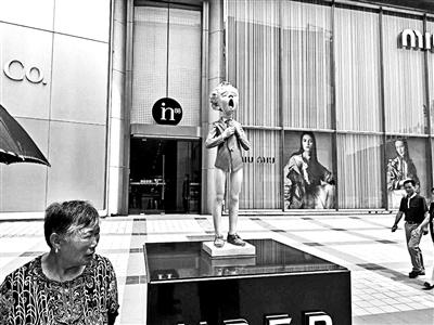 王府井in88購(gòu)物中心西側(cè),“小男孩”下半身衣不遮體