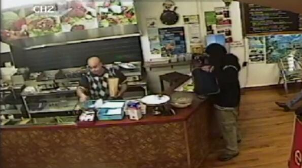 燒烤店老板走紅網絡 表現(xiàn)淡定不理會搶劫 燒烤店老板走紅網絡 表現(xiàn)淡定不理會搶劫