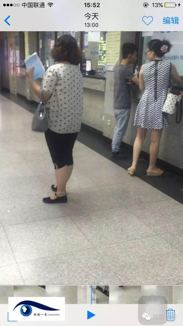 該女子在大廳內(nèi)徘徊發(fā)現(xiàn)女患者便主動上前搭訕。