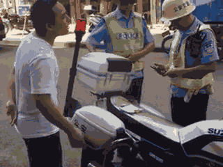 廣西梧州一男子騎車(chē)違法加裝遮陽(yáng)傘，辱罵腳踹執(zhí)法交警被拘