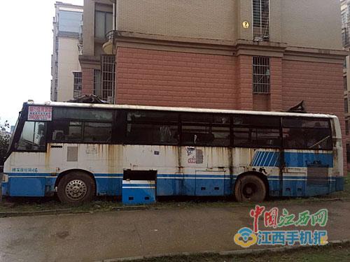 報(bào)廢大巴停綠化帶上 車內(nèi)居然還開(kāi)起了麻將桌